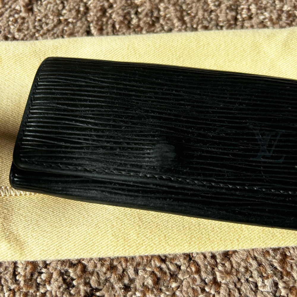 Louis Vuitton epi leather 4-key holder
